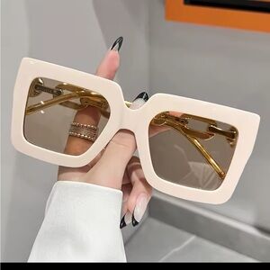 Bold Cream Square Sunglasses with Amber Tint
0376